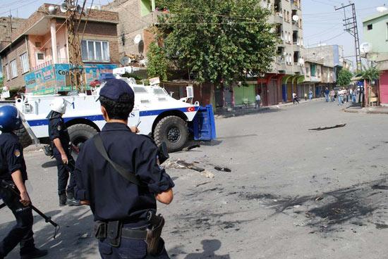 Terörist başı Abdullah Öcalan'ın yakalanışının yıldönümü nedeniyle Doğu ve Güneydoğu illerinde PKK yandaşları kepenk açmadı, açtırmadı. Yapılan eylmelere polis müdahale ederken çocuklar yine ön plandaydı