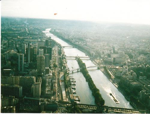Fransa'nın başkenti Paris, ülkenin kültür ve sanat merkezi olma görevini üstlenmiş ve gerek Avrupa'nın gerekse dünyanın en önde gelen kültür merkezlerinden biri olmuş....
<br><br>
Nuray Kahraman'ın Fransa izlerimlerini ve haberde yer alan görsellerin öykülerini görmek için haberin metni düğmesini tıklayabilirsiniz...