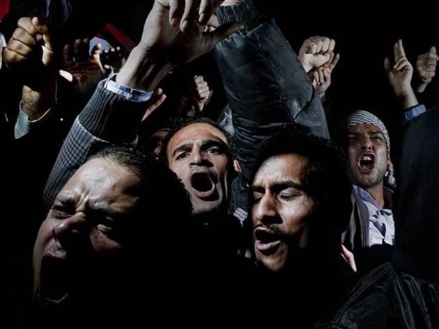 Alex Majoli - Hüsnü Mübarek'in iktidarı bırakmayacağına dair yaptığı konuşmayı dinleyen Mısırlı protestocular
