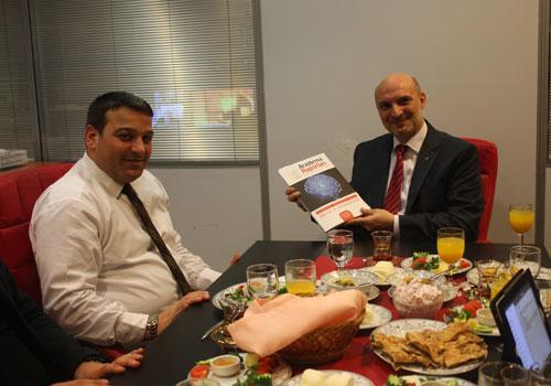 2008 yılında üyelerinin tamamının oyunu alarak Müstakil Sanayici İşadamları Derneği MÜSİAD'ın başkanlık koltuğuna oturan ve 4 yıllık başarılarla dolu görev süresinin ardından 28 Nisan'da yapılacak olağan genel kurulda seçilecek olan yeni başkana görevi devretmeye hazırlanan Ömer Cihad Vardan, şu sıralar yeni yeni yüzleşmeye başladığımız ve Türkiye'yi hem siyasi hem de ekonomik anlamda geriye götüren 28 Şubat sürecinde yaşadıklarını, Türkiye'nin geldiğini noktayı, 4 yıllık görev süresinde yaptıklarını ve genel olarak ülke ekonomisini Haber7 Genel Yayın Yönetmeni İbrahim Erdoğan, Yayın Koordinatörü Osman Ateşli, Kurumsal İletişim Sorumlusu Mustafa Özbek ve Ekonomi Editörü Kenan Biter'in de bulunduğu kahvaltıda değerlendi.