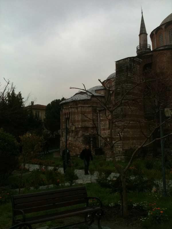 Evlerin bir kısmının giriş bölümlerinde hediyelik eşya satılan dükkanlar var.