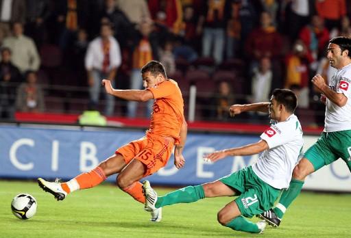 Milan Baros 8. dakikada, Erhan da 11. dakikada takımları adına ilk şutlarda gole ulaşmayı başardılar.