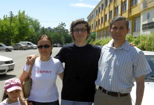Fırat Cem Yücel, ÖSS birinciliğini annesi Meliha Yücel ve babası Hasan Yücel ile paylaştı
