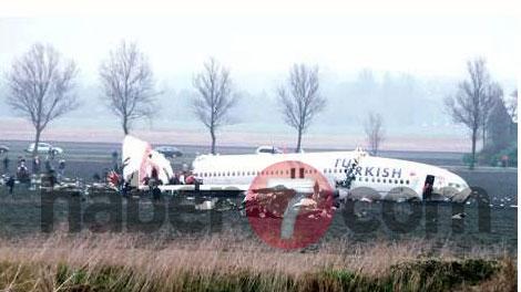 Türk Hava Yolları'na ait uçak, Hollanda'nın Amsterdam kentinde Schiphol havaalanına inerken yere çakıldı.