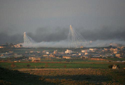 İsrail'in Gazze Şeridi'ni karadan ve havadan ablukaya aldı. Tanklar şehir merkezini bombalıyor. Sivil halk korku ve dehşet içinde...