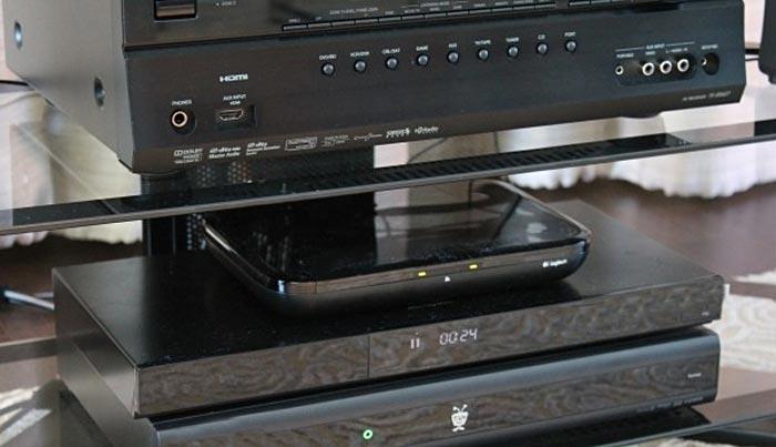 Google TV / Logitech Settop Box - Televizyonunuza bağladığınız bu kutu, uydu ve kablo kanalları izlerken, bir tuşla internete zıplamanızı ve kucağa alınan bir kablosuz klavye yardımıyla her türlü çevrimiçi multimedya içeriğe ulaşmanızı sağlıyor. Elbette Google servisleri de tam takım olarak dev ekranınızda.