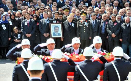 Helikopter kazası sonucu hayatını kaybeden BPP lideri Muhsin Yazıcıoğlu'nu milyonlar uğurladı. Devletin tam kadro olduğu törende izdiham vardı.