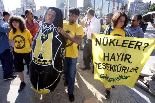 Greenpeace üyesi bir grup, Ankara Milli Müdafa Caddesi'nde nükleer enerji karşıtı protesto gösterisinde bulundu