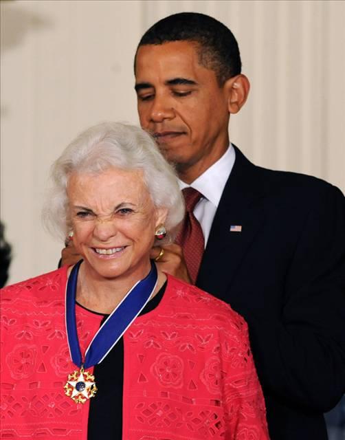 Amerikan Yüksek Mahkemesi'nin ilk kadın yargıcı Sandra Day O'Connor