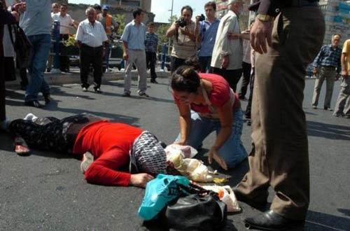 Kayseri'de Saniye Atlı'ya minibüs çarptı. Kızı Fulya da başında, Anne ne olur ölme diyerek feryat etti.