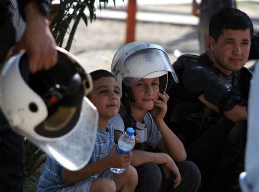 Adana'da dün korsan gösteri sırasında polislere taş atan çocuklar ile robocop polisler bugün futbol maçı yaptı.