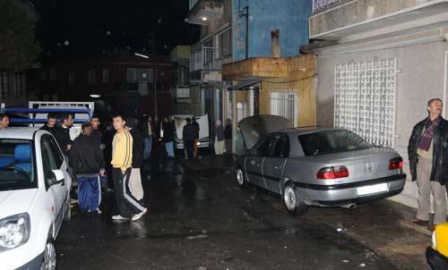 İzmir'in Konak ve Buca ilçelerinde 3 araç yandı. Aynı sokakta park halinde bulunan iki aracın yanması kundaklama şüphesini akıllara getirirken, yangınlarının ilki, DTP'nin kapatılmasıyla gösterilerin yapıldığı Kadifekale semtinde meydana geldi.