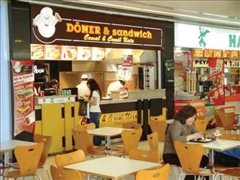 DÖNER&SANDWICH
Franchise bedeli 60 bin TL

Bursanın ünlü kebapçılarından Uludağ Kebapçısı, şimdi de Döner&Sandwich- Cemal&Cemil Usta adıyla, fast food konseptinde yeni şubeler açıyor. Döner&Sandwich için yaklaşık 1.5 yıldır hazırlık yaptıklarını belirten Uludağ Kebapçısı İmalat ve Satınalma Müdürü Şafak Ergin, İlk etapta 3 şube açtık. Bu şubelerin 2si Bursada 1i Aydında bulunuyor. Kısa bir süre sonra İstanbul 4. Levent te yeni bir Döner&Sandwich şubesi daha açılacak. Döner&Sandwichlerde kebabı ekmek arasında müşterilerimize sunuyoruz diyor. Şirket franchise bedeli olarak 60 bin TL talep ediyor. Ortalama yatırım maliyeti yaklaşık 40-50 bin TL arasında değişiyor. Bu arada Uludağ Kebapçısı Cemal&Cemil Usta, restoran konseptinde de şubeler açıyor. Şirketin halen 3 restoranı var.
Telefon: 0224- 25O 81 82
Web: info@uludagkebapcisi