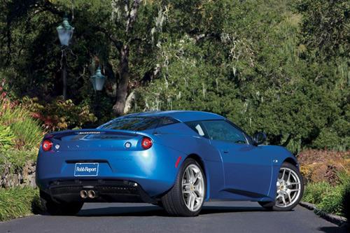<strong>14- Lotus Evora - ZEVK MAKİNESİ </strong><br><br>
Lotus daima, daha hızlı yol almanın esas anlamı olan hafiflik uğruna hacimden, konfordan ve kaba kuvvetten ödün vermeye hevesli otomobil ve performans tutkunu sürücüler için modeller üretti. Lotus, 2+2 kişilik Evora ile ürün yelpazesini genişletmekle kalmayıp Elise ve Exigee göre çok daha yaratıcı bir otomobil tasarlayarak günlük kullanıma uygun araçlar dünyasına hızlı bir giriş gerçekleştirdi.