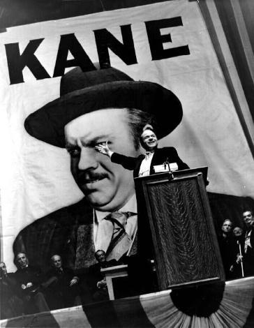 1. Citizen Kane...
İşte listenin en iyi ilk filmi ve aynı zamanda tüm zamanların da en iyi filmlerinden biri; Citizen Kane yani Yurttaş Kane. Uzun yıllar her ankette gelmiş geçmiş en iyi film seçilen Yurttaş Kane aynı zamanda yönetmeni Orson Welles'in de ilk filmi. 1941 yapımı filmin başrollerinde de Orson Welles ile Nat King Cole oynuyor.
