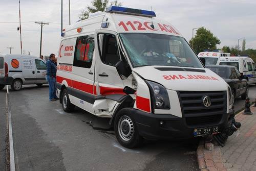 Konya'da ambulansla tren çarpıştı