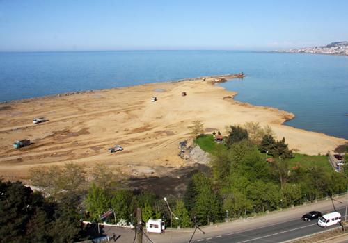 Karadeniz'de 800 bin metrekarelik alan doldurularak Avrupa'nın en modern spor tesisi inşa edilecek. Tesis içinde Trabzonspor'a da 40 bin kişilik dev bir stadyum yapılacak.