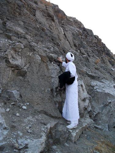 Hac için Mekke'ye gelen yüz binlerce hacı adayı, Arafat gününü bekliyor. Hacı adayları günlerini Harem-i Şerif'de nafile tavaf yaparak ve namaz kılarak geçirirken, İranlı oldukları öğrenilen bir grup hacı adayı ilginç görüntülere sahne oldu.