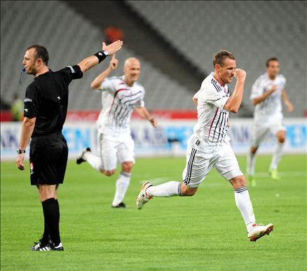 2009-2010 Sezonu perdesini açtı. Şampiyon Beşiktaş, açılış maçında İstanbul Belediyespor'la öne geçtiği maçta 1-1 berabere kaldı...