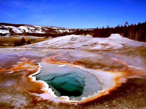 <br><br><b>6 YELLOWSTONE SÜPER VOLKANI (ABD)</b>
<br><br><b>Son faaliyet:</b> 640 bin yıl önce
<br><br><b>Tam patlamasının doğurabileceği sonuçlar:</b> 2012 filminde felaketin Yellowstonedan başlaması tesadüf değil. Yellowstone Caldera ya da Yellowstone Supervolcano, faaliyete geçerse, Vancouverdan Oklahoma Citye kadar bütün hayatı doğrudan bitirecek. Toplam insani ve ekonomik zararı hesap bile edilemiyor. 73 bin yıl önce Sumatra adasındaki benzeri şiddette bir volkan patlaması, bütün yerkürede tam 10 yıl kesintisiz süren bir kışa sebep oldu. İnsan soyunu ise, yok olma sınıra getirdi.
<br><br><b>Patlama ihtimali:</b> Bilimadamları, Yellowstoneun yakında büyük bir patlama daha yapmaya hazırlandığına yönelik bazı faaliyet sinyalleri görüyor. Son patlaması 640 bin yıl önce olduğu için yakında ifadesinin binlerce yıl anlamına gelebileceği uyarısı da yaparak