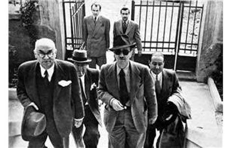 -Tahkikat Komisyonu gerekli miydi? Ankarada Yeşilhisar başsavcısı ile konuştum. Saim Dinçaslan. Yargıtay üyesi oldu sonra (1982). Kıdemli bir hukukçu. Adnan Beyin başka çaresi yoktu. dedi. Çünkü normal adli makamlar Halk Partisi milletvekillerinin işin içinde olduğu bir ihtilal hazırlığını yargılayamıyordu. Adamın dokunulmazlığı var, onun için Meclis içinde bir Tahkikat Komisyonu gerekliydi. dedi. -Bu Komisyon hep farklı anlatıldı. Evet, bugüne kadar 50 yıldır Tahkikat Komisyonu yanlıştır, telkini ile geldik. Hâlbuki hukukçu, başka çaresi yoktu, diyor. Mecliste dokunulmazlığı bulunanları kendisinin de dokunulmazlığı olanlar sorgulayabilirdi. Turhan Fevzioğlu gitmiyor savcının davetine, ne yapacak savcı? Ancak Tahkikat Komisyonu ile bu iş araştırılabilirdi. Tahkikat Komisyonu ek yetki istiyor o da ne biliyor musunuz?