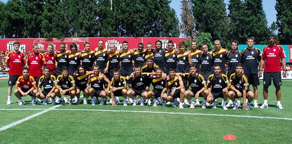 Sarı-Kırmızılı kulübün yeni teknik direktörü Frank Rijkaard sezonun ilk antrenmanı için Florya Metin Oktay Tesisleri'nde sahaya çıktı.