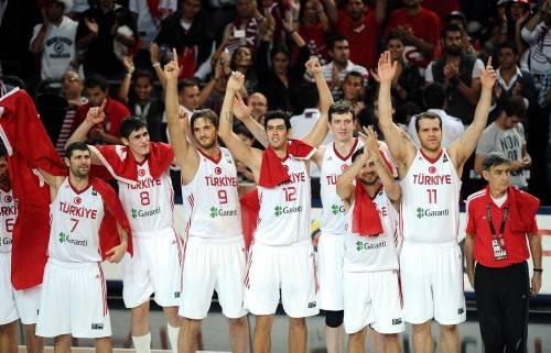 Yılın en önemli spor organizasyonlarından biri olan ve Türkiyenin ilk kez Ankara, İstanbul, İzmir ve Kayseride evsahipliği yaptığı 16. Dünya Erkekler Basketbol Şampiyonasında (A) Milli Takım, tarihsel bir başarıya imza atarak ilk kez final oynamış ve finalde ABDye 81-64 yenilerek gümüş madalya elde etmişti.