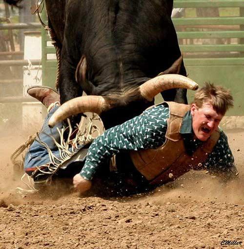 Rodeo esnasında yaşanan tehlikeli anlar...