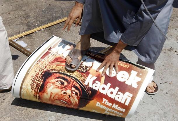 Kaddafi'nin nerede olduğuna dair sorular ise hala net şekilde yanıtlanamıyor.
Diğer taraftan, dünkü çatışmalarda yaralananların tedavileri ise sürüyor.
Kentin batı yakasında bulunan Al Ardelos Hastanesi'ne dünkü çatışmalarda 150 yaralının getirildiği, bunlardan 15'inin hayatını kaybettiği belirtiliyor.