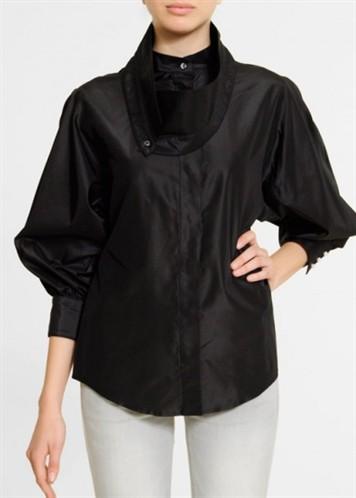<p><strong><span style="color: #ff0000;"><span style="text-decoration: underline;">Bol bol gömlek:<br /></span></span><br /></strong> 2011 kışında gömlekler göz önünde. Özellikle beyaz gömlek, beyaz tunik bulursanız kaçırmayın. Mümkün olduğunca yakalar ve manşetleri belirgin olanları seçin. Geçmişe, özellikle 70'lere hasret gideren bir kış olacağı için gömleklerde manşetler ve yaka detayları ön planda.</p>