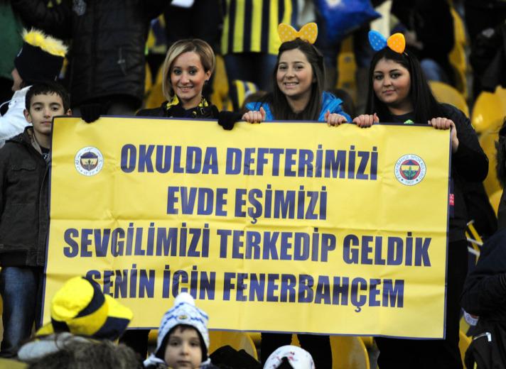 Karşılaşmanın başlamasına 2,5 saat kala tribünlere alınmaya başlanan kadın ve çocuk taraftarlar, coşkulu bir atmosfer yarattılar. Stat hoparlörlerinden çalınan şarkılara ve sarı-lacivertli kulübün marşlarına eşlik eden taraftarlar, karşılaşmanın başlama saatini beklediler.

Kadın ve çocuk taraftarlar, maç öncesi stat hoparlörlerinden çalınan 10. Yıl Marşı'na hep birlikte eşlik ettiler.