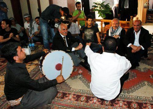 CHP Grup Başkanvekili ve İstanbul milletvekili Kemal Kılıçdaroğlu, Şanlıurfa'yı ziyaret etti. Poşu bağlayıp sıra gecesine katılan Kılıçdaroğlu halkın yoğun ilgisiyle karşılaştı.