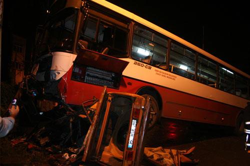 İzmir'in Konak İlçesinde meydana gelen korkunç trafik kazasında belediye otobüsünün altında kalan ve duvara çarparak ezilen otomobilin içinde sıkışan 4 yolcu hayatını kaybetti.