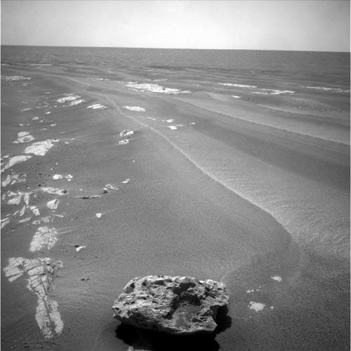 Bu NASA'nın Mars'tan önceki gün servis ettiği kaya görüntüsü