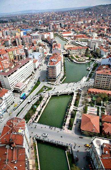 ESKİŞEHİR: Referandumda 'hayır'ın önde çıktığı ve seçimden önce CHP'ye geçen Yılmaz Büyükerşen'in belediye başkanlığı yaptığı kentte Eskişehir'in üniversite çevrelerinde tanınan bir isim aday gösterildi. Başbakan'ın medya ve iletişim stratejistlerinden Nabi Avcı bu kentte yarışacak.