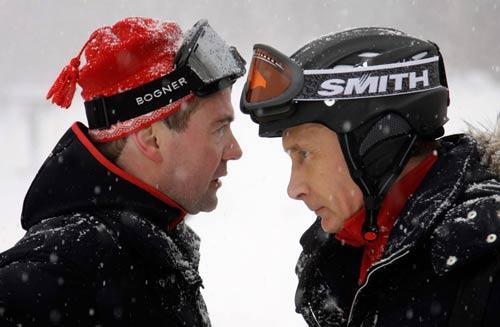 Rusya Devlet Başkanı Dmitri Medvedev ve Rusya Başbakanı Vladimir Putin yılbaşı tatilini birlikte kayak yaparak, kar motosikleti sürerek ve çay içerek geçirdi. Ekonomik kriz ve yaşanan facialarla zorlu bir yılı geride bırakan Rusya liderleri Karadeniz tatil şehri Soçi'de stres attı. (CİHAN/Ria Novosti)