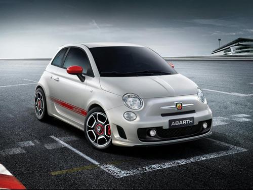 <p><strong><span style="color: #0000ff;">FIAT</span></strong></p>
<p>TOFAŞ, çatısı altında yer alan Fiat Türkiye, mayıs ayı boyunca binek ve ticari araç modellerinde çok özel indirim olanakları ve kredi avantajlarının yer aldığı kampanyasını uygulamaya koydu. Fiat, Bravo modeli için Koç Fiat Kredi desteği ile Fiat Finanstan kredi kullanacak olan müşterilerin dosya masrafı da karşılanıyor. Bravo mayıs ayı boyunca 33 bin 494 TLden başlayan kampanyalı anahtar teslim satış fiyatıyla dikkat çekiyor. Fiat Doblo ve Fiat Fiorino modelleri için geçerli kampanya kapsamında ise Koç Fiat Kredi desteğiyle Fiat Finanstan kredi kullanacak olan müşterilerin dosya masrafıları karşılanırken, 10 bin TLye kadar kredi kullanımlarında 10 aya kadar vadeyle yüzde 0 faiz imkanı da sunuluyor.</p>
<p>Fiat Türkiyenin Mayıs ayındaki kampanya rüzgarı üniversite öğrencileri için sunulan özel satın alma fırsatlarıyla devam ediyor. Fiat Panda, Grande Punto, Punto Evo, Fiat 500 ve Fiat Bravo modellerinde geçerli olan dosya masrafsız, kolay ödenebilir, uzun vadeli kampanya ile üniversitede okurken otomobil sahibi olmak hayal olmaktan çıkıyor. Kampanya kapsamında üniversite öğrencileri hayallerindeki Fiat otomobillere Üniversite Kredisi ile ayda 373 TLden başlayan fiyatlar ve 60 aya varan vadelerle sahip olabiliyor. Koç Fiat Kredi desteğiyle Fiat Finanstan kredi kullanacak olan üniversitelilerden dosya masrafı da alınmıyor.</p>