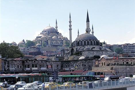 Yazıda, Anadolu yapı medeniyetlerini araştıran arkeologların araştırmaları çerçevesinde, ''tarihi yapılarda, taşıyıcı beden duvarlarının altına isabet eden temel duvar kısımların tabaka tabaka, harç kullanılmadan kırık taşlarla örüldüğünü, böylelikle tabandan gelen deprem yüklerinin, yapının üst katmanlarına geçmesine engel olan sisteminin keşfedildiğini'' belirledikleri kaydedildi.