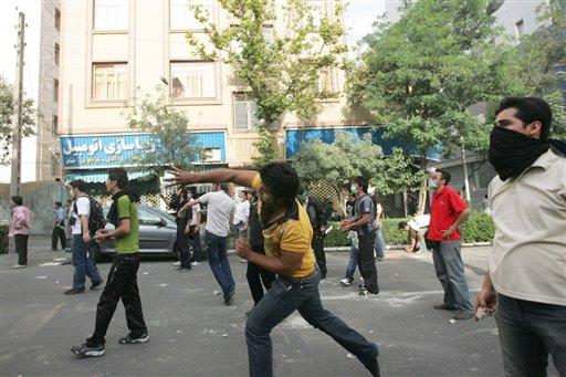 ABD CNN televizyonu, İran'da cumhurbaşkanı seçimi sonrasında sokağa çıkan göstericilerden 19'unun öldüğünü iddia etti. İran Devlet Televizyonu ise farklı rakam verdi