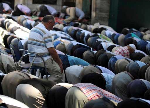 11 ayın sultanı Ramazan'ın ilk cuması nedeniyle milyonlarca müslüman camilere koştu.