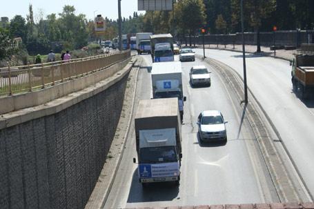 Felaketin yaşandığı günden beri her akşam bölgede yaklaşık 600 kişiye sandviç, kek, meyve suyu, hurma ve sudan oluşan yardım paketleri dağıtan Deniz Feneri Acil Yardım Ekipleri çalışmalarını aralıksız sürdürüyor.