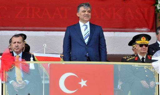 19 Mayıs Atatürk'ü Anma ve Gençlik ve Spor Bayramı, yurt genelinde törenlerle kutlandı. Ankara'da bayram Cumhurbaşkanı Gül'ün de katıldığı törenle, 19 Mayıs Stadyumu'nda kutlandı.