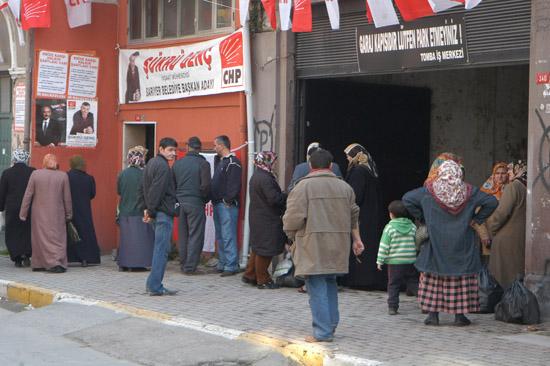 Sosyal yardımlardan ötürü AK Partiyi yerden yere vuran CHP, Sarıyer'deki seçim irtibat bürosundan vatandaşlara erzak dağıtırken objektiflere yakalandı.