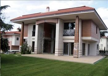 ÇAMLI BAHÇE EVLERİ
Kaynak Yapının İstanbul Çamlıcada inşa ettiği Çamlı Bahçe Evleri, 468 metrekarelik 7 villadan oluşuyor. Bin metrekare bahçeye sahip villaların fiyatı 2 milyon 500 bin ile 2 milyon 900 bin dolar arasında değişiyor. Giriş katlarında salon, mutfak, rüzgarlık, tuvalet ve antre bulunan villaların, birinci katlarında yatak odası, giyinme odası, ebeveyn banyosu, misafir yatak odası ve banyosu, çocuk yatak odasına yer verilmiş. Çatı katlarında ise teras, yatak odası, banyo ve şark salonu var. Bodrum katlarda da hobi odası ve çamaşır odası ve yardımcı odası bulunuyor. Kapalı devre kamera sistemiyle 24 saat güvenlik görevlilerinin hizmet verdiği sitede, her villaya dört araçlık otopark ve misafir otoparkı ayrılmış.
Web: www.camlibahce.com
Tel: 0216 328 60 28