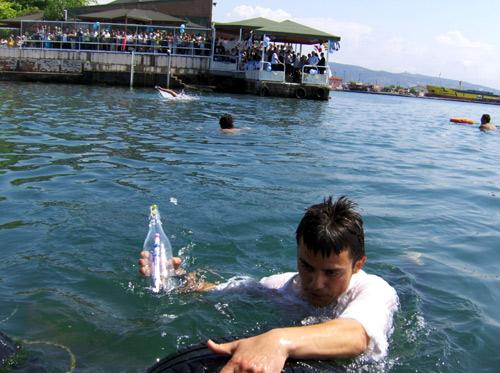 Her sene mezun olan öğrenciler için yapılan gelenek bu sene de sürdürüldü. Öğrencilerin diplomalarının bulunduğu şişeler denize atıldı. Öğrenciler de sırayla şişelerin arkasından okul kıyafetleriyle denize atladı. Suyun yüzeyindeki şişeleri alan öğrenciler, daha sonra yüzerek yeniden karaya çıktı. Bu sırada bacağına kramp giren isminin Batuhan Sezer olduğu öğrenilen öğrenci boğulma tehlikesi atlattı. Sezer, arkadaşlarının yardımıyla denizden çıkarıldı.