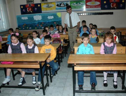 Okul öncesi ve ilköğretim 1 .sınıf öğrencileri için ders zili bugün çaldı. Çocuklar ilk günün heyecanı ve tedirginliğiyle sıralara oturuken anne ve babalar da heyecanlandı.