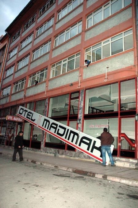 Sivas İl Özel İdaresi'ne devredilen Madımak Oteli'nin tabelaları da indirildi.<br>Sivas 2. Asliye Hukuk Mahkemesi'nin 5 milyon 601 bin 225 lira 10 kuruş bedelle kamulaştırılmasına karar verdiği Madımak Oteli'nde, boşaltma işlemleri tamamlandıktan sonra binanın dış cephesinde bulunan tabelalar da sabah erken saatlerde kaldırıldı.