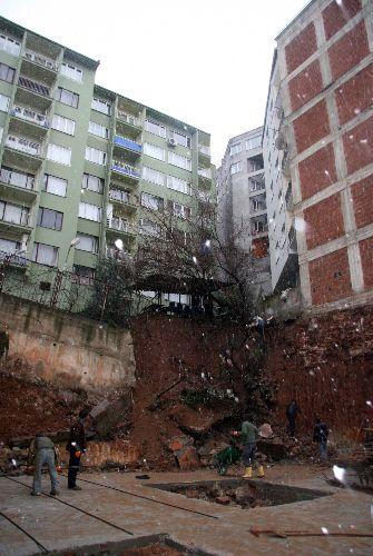 Bursa'da şiddetli yağış sebebiyle bir inşaatta toprak kayması meydana geldi. Tehlike sebebiyle 3 apartıman boşaltıldı.