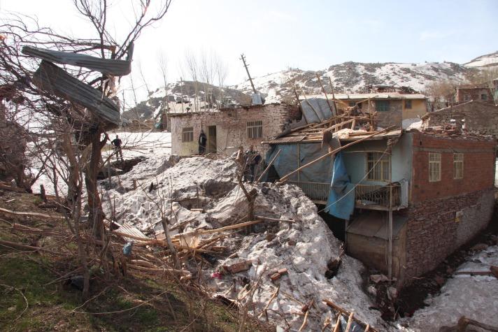 Maden-Elazığ karayolundaki duble yol yapım şantiyesi ile ilçeye bağlı Dutpınar ve Kaşlıca köylerini vuran ve şantiyedeki 6 işçinin ölümüne 6'sının da yaralanmasına neden olan hortum, 2 köydeki 70 evde hasara yol açtı. Köylüler, çatıları uçan ve duvarları yıkılan konutlarındaki eşyaları sabah saatlerinde tahliye etmeye başladı.