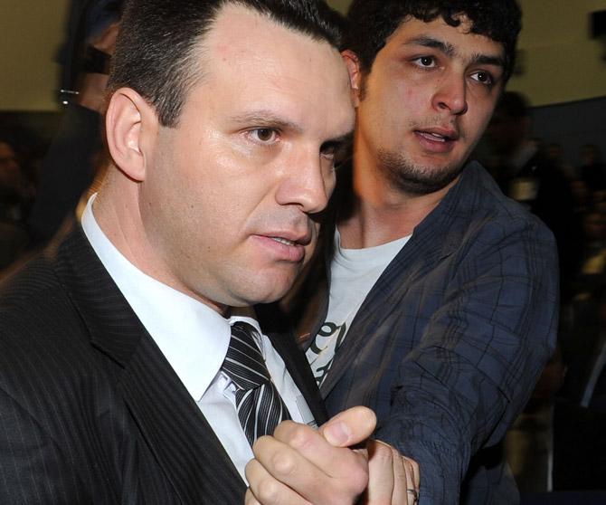 Bakan Yıldız, &uuml;niversitede bir &ouml;ğrencinin protestosuyla karşılaştı. Korumaların m&uuml;dahalesine el koyan Yıldız, &ouml;ğrenciye k&uuml;rs&uuml;de s&ouml;z verdi, tokalaşarak kapıya kadar ge&ccedil;irdi.